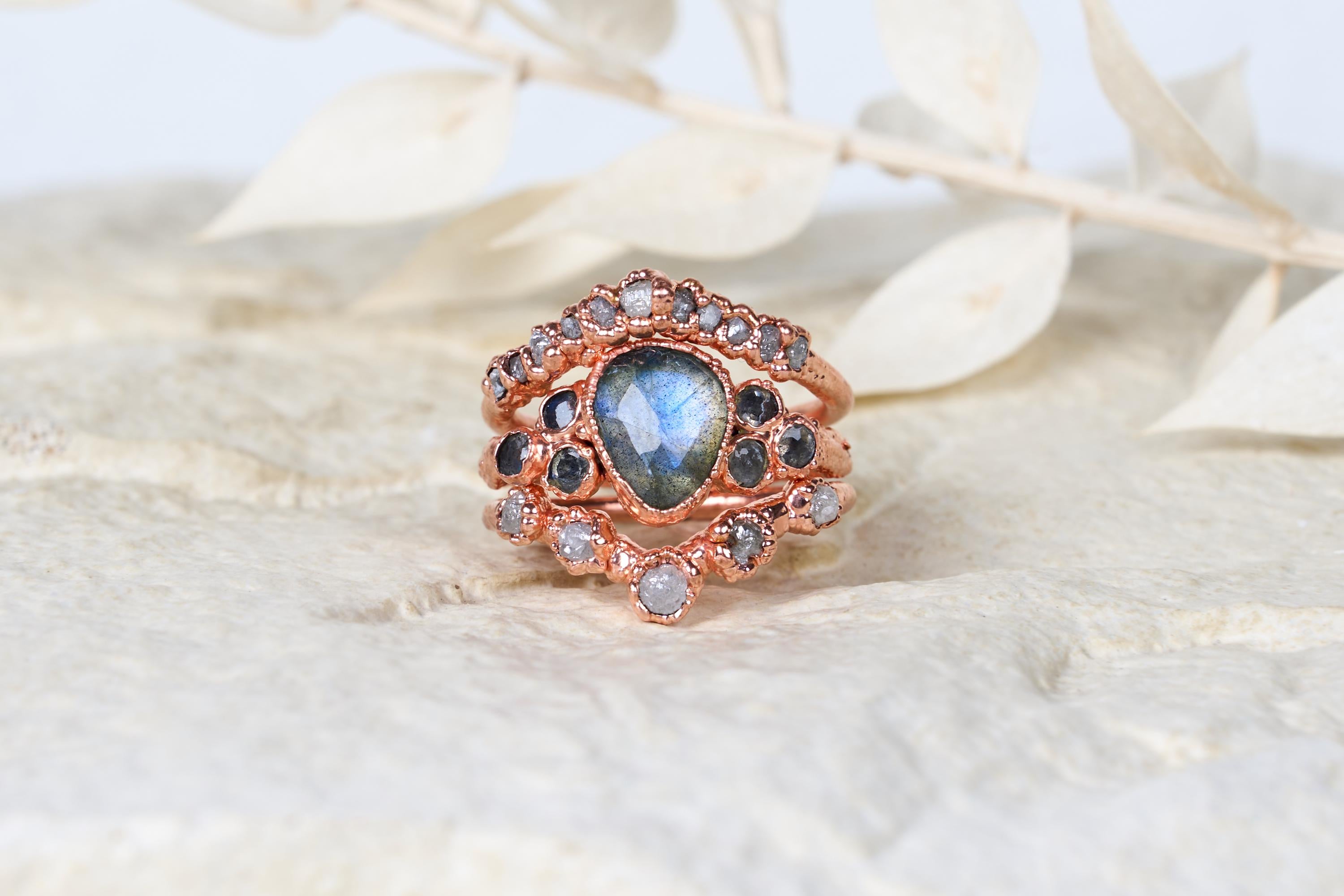 Anello con labradorite e diamanti grezzi, Set di fidanzamento alternativo boho, Gioielli rustici con pietre e cristalli naturali.